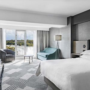 Fallsview King Jacuzzi Guest room King Fallsview view