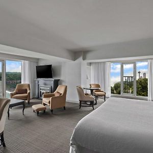American Fallsview Corner Suite
